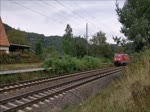 189 060 fährt durch Rathen mit einem langen Kohlenzug, 21.9.2021