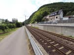 Deutschland, Rheinland-Pfalz, linke Rheinstrecke südlich von Trechtingshausen bei der Burg Rheinstein, MRCE DISPO CLASS 189 - ES 64 F4 - 104 mit Fret in Richtung Koblenz. 16.07.2014