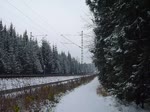 193 804 mit einem Containerzug zu sehen in Drochaus/V. im ersten Schnee in diesem Winter am 02.12.14. 