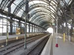 Mit 80 Minuten Verspätung hat Einfahrt der EC 176 nach Hamburg - Altona in den Dresdner Hauptbahnhof auf Gleis 18, regulär auf Gleis 17.