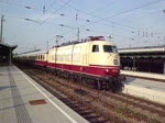 BR 103 mit der Rheingoldganitur bei der Ausfahrt aus Wien Heiligenstadt; 25.4.10