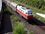 Am 2.September 2015 war für 11:09 Uhr ein Sonderzug von SBB Historic auf der Fahrt von Olten (CH) nach Gävle (S) in Berlin-Wannsee angekündigt. Vor dem Sonderzug lief 9180 6103 222-6 (ex E105 der DB) von Railadventure. Es folgten drei Liegewagen von  Bahn Touristik Express , ein Speisewagen, ein Salonwagen, das gut 90 Jahre alte  Krokodil  Ce 6/8 III 14305 und ein Güterwagen von SBB Cargo. Anlass war eine Einladung aus Schweden zur Feier  100 Jahre elektrischer Bahnbetrieb in Schweden . Die Ankunft in Berlin-Wannsee verspätete sich um ca. drei Stunden. Das lag nicht an der Reisegeschwindigkeit von 50 km/h. Das alte Krokodil ist zugelassen für 65 km/h. Nur wenige Minuten nach der Abfahrt aus Berlin-Wannsee trat ein Lagerschaden am Krokodil auf. Ein Lager erhitzte sich stark. Damit war die Fahrt erst einmal in Berlin-Grunewald zu Ende. Am 3.September wurde Ce 6/8 III 14305 in das DB-(Reparatur-) Betriebswerk nach Seddin geschleppt. Dort hofft man mit viel Glück und noch viel mehr persönlichem Einsatz das Krokodil wieder auf die Beine zu bekommen. Die Fahrt nach Schweden ist noch nicht abgeschrieben. Zu meinem kleinen Video. Durch die lange Wartezeit in Wannsee habe ich natürlich alles dankbar abgelichtet was so kreucht und fleucht. Gegenüber dem Bahnhof Wannsee befindet sich die Bootsanlegestelle Wannsee, Heimatbasis für diverse Fahrgastschiffe. Auch davon ein paar Bilder. Der Sonderzug lief auf dem Gleis 8 ein. Hier beträgt die Bahsteigbreite nur 2m. Mit meiner Kameraausrüstung ist es mir nicht gelungen das Krokodil in voller Schönheit auf den Chip zu bannen. Wegen der angekündigten Aufenthaltsdauer von nur 10 Minuten in Wannsee wagte ich nicht den Spurt zum Bahnsteig am Gleis 6. Das von dieser Position aus Gegenlicht herrschte soll keine Entschuldigung sein. Das Video beginnt auf der Fahrt mit der S-Bahn am Bahnhof Westend. Wer die Fahrt begleiten, und die Reparaturarbeiten an Ce 6/8 III 14305 verfolgen möchte, hier der Link: http://www.sbbhistoric.ch/de/blog. Video:02.09.2015 