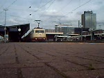 103 184-8 verlsst mit dem TEE 91305 den Dortmunder Hbf am 10.07.2008 17:23 Uhr.
Mal aus Bodenperspektive.