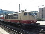 103 245 mit einen Autozug bei der Ausfhrt von Mnchen HBF.