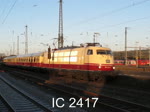 Im letzten Sonnenlicht des 6. März 2011 fährt der historische IC als IC 2417 mit 103 235 durch Wanne-Eickel Hbf.