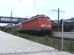110 352-2 mit einem Kreuzfahrt-Zug nach Warnemnde fhrt am 12.6.2010 aus Berlin-Gesundbrunnen aus.