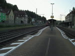 110 497 zieht am 29. Mai 2011 nach kurzem Zwischenhalt den DZ 2771 (Berlin Hauptbahnhof - Bamberg) aus Kronach heraus.