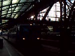 E10 121 verlsst mit 2 alten DZ Wagen den HBF Kln am 21.12.2007