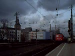 110 200 durchfhrt den HBF Kln mit 5 EX IR.
davon zwei in den Farben der NL 
und einem Ex TEE in den Farben der NL