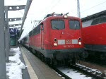 110 243-3(DB Regio NRW GmbH Dortmund)mit IC1809 von Rostock Hbf.nach Kln Hbf.kurz vor der Abfahrt im Rostocker Hbf.(15.02.09)