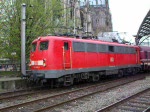 110 243 verlsst mit einem Liegewagen Sdz nach Altenbeken den Klner HBf aus Gleis 1
