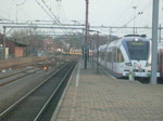 Hier fhrt 111123-6 mit n-Wagen als RE 13 am 21.11 in Venlo ein.