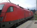 1116 149-4 und 1116 271-6 ziehen den EC 162 Transalpin nach Basel SBB aus dem Innsbrucker Hbf.
Das Piepsen kommt von den Trschlieanlagen des R 5420, der gleich im Anschlu von 111 025 aus dem Bahnhof geschoben wird.
13.9.2008