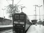 Ausfahrt RE,in Lehrte mit E-Lok der BR 112 und Wittenberg Steuerwagen am 11.Januar 2010.