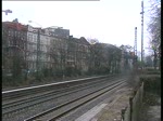 Durchfahrt einer 185 mit einem GZ dazwischen fhrt eines 112 mit einem  Schlex  durchs Bild.