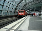 BR 112 110-2 mit RE1 nach Fangschleuse. Gefilmt bei der Ausfahrt Berlin Hauptbahnhof am 29.12.2007. Inklusive Abfahrts- und Ankunftsansage.