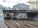 112 141-7 zog einen Regionalexpress aus dem Hamburger Hbf, danach fährt eine S-Bahn ein. Aufgenommen am 29.08.2014.