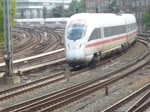 Am 28.09.2014 fährt ein ICE in Richtung Hauptbahnhof, eine S-Bahn und ein RE in Richtung Kiel.
Aufgenommen kurz vor dem Hamburger Hbf.