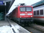 RE1 von Rostock Hbf.nach Hamburg Hbf.mit 112 107-8 bei Ausfahrt im Rostocker Hbf.(03.01.09)