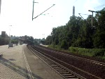 Der RE1 Pendelzug fährt morgens Richtung Brandenburg von Potsdam ohne halt nach Brandenburg.