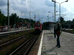 114 015-1 zieht einen RE1 nach Frankfurt (Oder) aus dem Bahnhof Berlin Wannsee heraus. Außerdem im Video zu sehen sind v.v.n.h.: Rolf Kötteritzsch, Jan Lockan, Hannes Müller und am Ende hauptsächlich noch Christopher Pätz. (11.07.2009)
