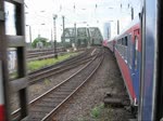 115 332-9 zieht den Ersatz-ICE IC 2863 aus dem Klner Hbf und ber die Hohenzollernbrcke in Richtung Hamm, wo dann Anschluss an den Ersatz-IC 2861 besteht, mit dem es weiter Richtung Berlin ging. Der Zug besteht aus Bahn-Touristik-Express Wagen und einem IC-Wagen erster Klasse. Leider habe ich es nicht rechtzeitig zur Abfahrt an ein Fenster geschafft und kurz hinter Deutz versagte meine SD-Karte ihren Dienst, bzw. sie meldete voll zu sein. Ich hoffe es gefllt trotzdem!