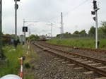 Die 48-jhrige 115 350-1 mit IC1961/1963 von Hamburg-Altona nach Seebad Heringsdorf/Ostseebad Binz kurz nach der Ausfahrt im Rostocker Hbf(20.05.2011)