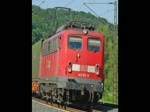 140 172-8 legt sich mit ihrem Containerzug bei Mecklar in die Kurve.