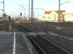 140 490 kommt am 28.12.08 solo aus dem Rangierbahnhof Halle(S) und passiert dabei den Hbf.
