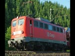 140 002-7 legt sich mit ihrem Autotransportzug in Fahrtrichtung Sden bei Oberhaun in die Kurve.