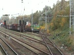 Avfahrt eines Holzzuges im Gterbahnhof Rostock-Bramow. Vorne dran hngt WAB 58 (ex DR 142 128) und hinten dran schiebt Lok 20 der PBSV bzw. KUBE CON rail GmbH (ex DR 202 610)
26.10.2009