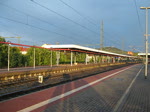 Nach den Regenschauern ffnete sich nochmal der Himmel und lie 143 186-5 der RBH mit einer DB 143 in den letzten Strahlen der Abendsonne leuchten.