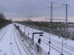 Ein mit einer BR 143 bespannter Regionalzug fhrt in Berlin Karlshorst ein und wieder aus.