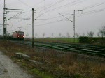 Am 28.03.09 fhrt 143 191 mit einem Tankzug an Braunschweig-Timmerlah vorbei