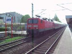 Lok 143 276-4 verlsst am 14.4.09 mit einem RE nach Kiel Hbf. den Bahnhof Elmshorn.