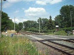 Die RB 26725 nach Weienfels, geschoben von einer 143, hier am 13.7.10 am Bahnbergang in Leipzig-Miltitz.