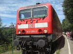 143 050-3 fhrt recht schnell mit ihrer RB in Richtung Sebrugg aus dem Bahnhof Schluchsee aus. Sie hat mehrere Verstrkungswagen dabei und deshalb hilft ihr eine weitere 143 am Zugschluss. Interessant ist die Wagenreihung: Teilweise noch DR, teilweise aber auch mit Klimaanlage.