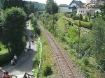 Eine Regionalbahn aus Freiburg kommend, kurz vor Schluchsee.
Der Zug besteht aus einem 143er Sandwich dazwischen sind Doppelstockwagen unterschiedlicher Bauart eingereiht. 10. August 2008.