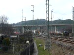 Gleich hat die etwas kurz geratene RB aus Naumburg (Saale) Hbf den Bahnhof Saalfeld (Saale) erreicht. Der erste Dosto trgt den weien Streifen unter dem Oberstock viel hher als der Steuerwagen! (22.03.2009)