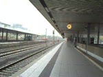 Einfahrt eines RE, mit BR 111 und durchfahrt einer 143 in Hannover HBF am 23.10.2009.
