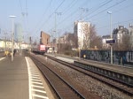Hier fährt 143 197 mit ihrer RB am 6.3.14 in Frankfurt Süd ein.