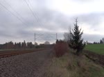 143 947 zieht den RE von Dresden Hbf nach Hof Hbf am 30.11.14 an der Schöpsdrehe bei Plauen/V.