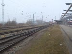 143 285-5+143 002-4(hinten)mit Fußball-Sonderzug 18421 von Rostock Hbf nach Dresden Hbf bei der Ausfahrt im Rostocker Hbf.19.03.2016