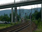 Eine RB aus Naumburg (Saale) Hbf steuert auf den Bahnhof Saalfeld (Saale) zu.