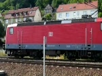 143 079-2 zieht eine Doppelstock-Garnitur zur Bereitstellung nach Saalfeld (Saale). Sie musste hier in Orlamünde allerdings eine Weile warten, bis sich die Schranken am Bahnübergang geschlossen haben. (16.07.2009)