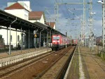 143 079-2 zieht ihren RE von Halle (Saale) Hbf aus dem Bahnhof Nordhausen weiter in Richtung Kassel Hbf.