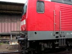 Eine E-Lok der BR 143 fhrt aus dem Beueler Bahnhof und fhrt  zum Klner Hbf am 24.10.09.