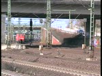 Eine 151 fuhr mit einem kurzen  Hanggartner  durch den Bahnhof Hamburg-Harburg am 27.3.