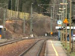 Whrend 151 131-0 und 152 045-1 diesen gemischten Gterzug durch den Bahnhof Ludwigsstadt ziehen, schiebt hinten noch die 151 147-6.