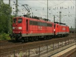 151 138 schleppt 189 025 am 28. Juli 2011 durch Bochum-Langendreer.